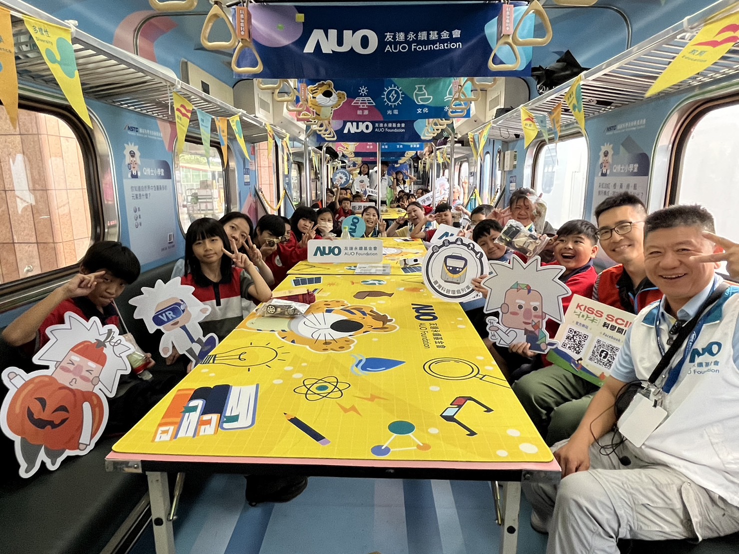 人生就是搏永續基金會參與「臺灣科普環島列車」，設計基礎科學車廂課程，以「淨零碳排和永續能源」為主題，讓學生透過創意實驗認識淨零知識，以及思考生活中的減碳行為
