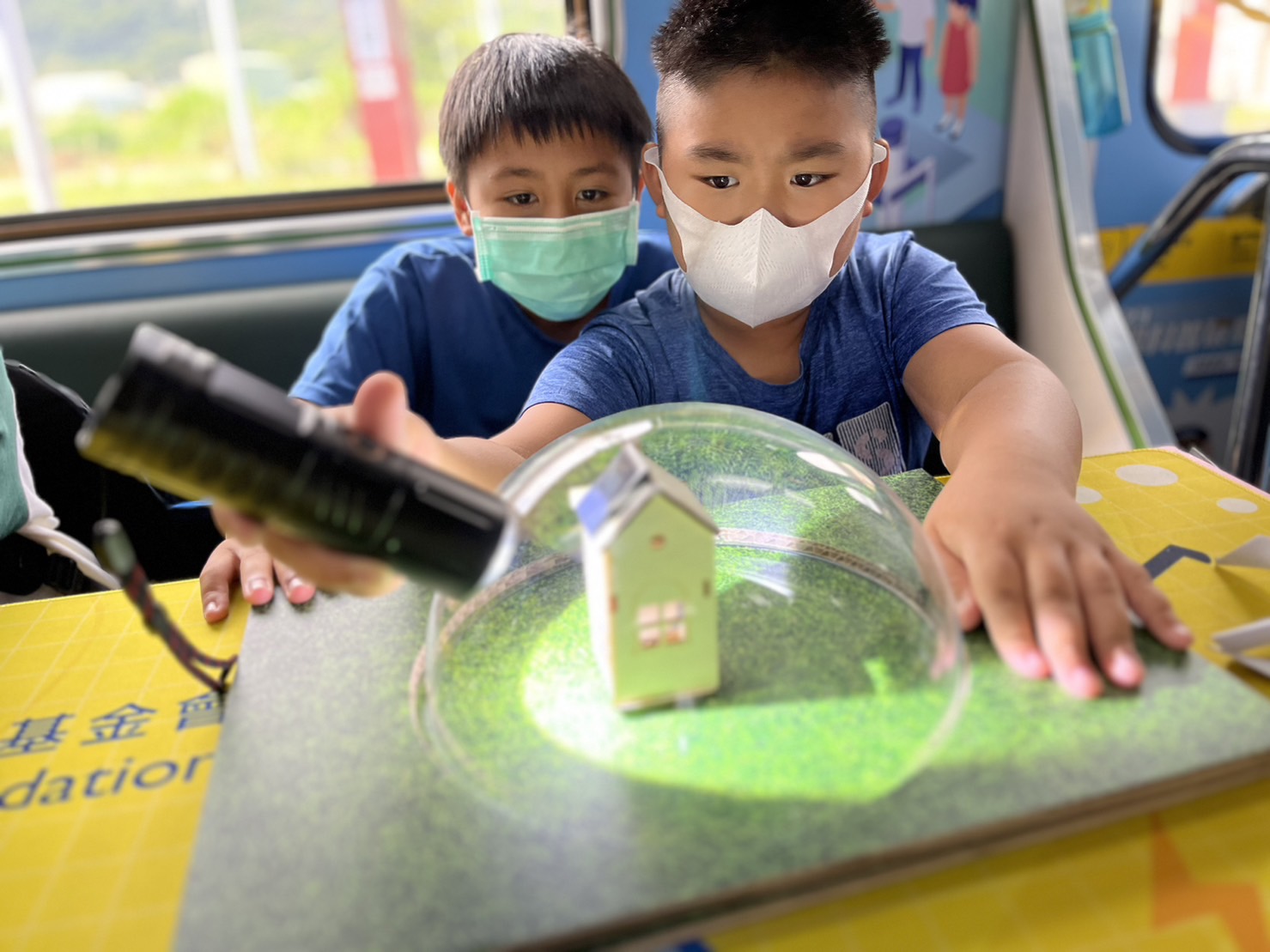 人生就是搏參與基礎科學主題車廂，以STEAM教學精神，設計「逐日科學家」、「太陽能工程師」以及「淨零建築師」三大能源科普課程和實驗
